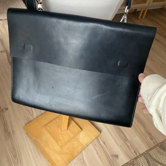 M0851 Elegant Black Leather Messenger Bag - Picture 2 of 11